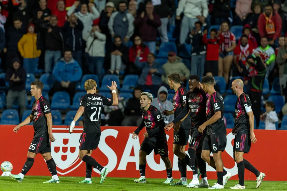 El jugador del Benfica Gianluca Prestianni (3-I) celebra un gol ante el Santa Clara en Ponta Delgada, Azores, Portugal.