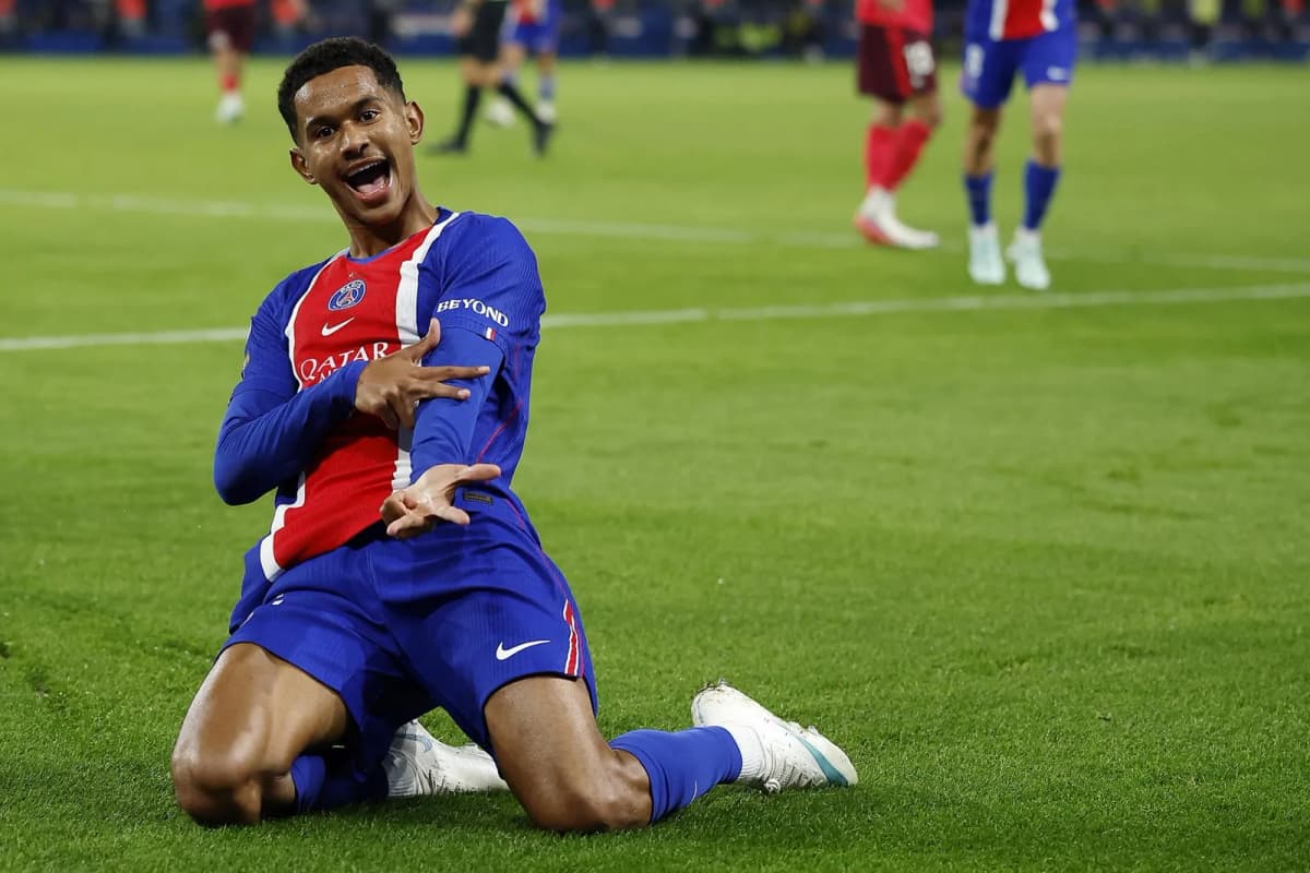 Senny Mayulu, futbolista francés del París Saint-Germain, celebra el primer gol ante el Olympique Lyon en el Parque de los Príncipes.