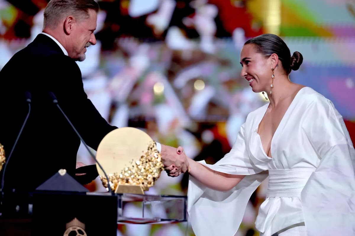 La española Cata Coll recibe el premio Yashin de manos de Peter Schmeichel durante la gala del Balón de Oro en Londres.
