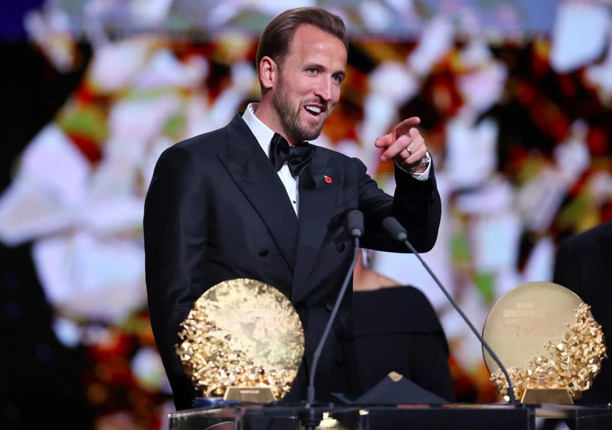 El inglés Harry Kane posa durante la ceremonia de entrega de premios del fútbol en el London Palladium Theatre, en Reino Unido.