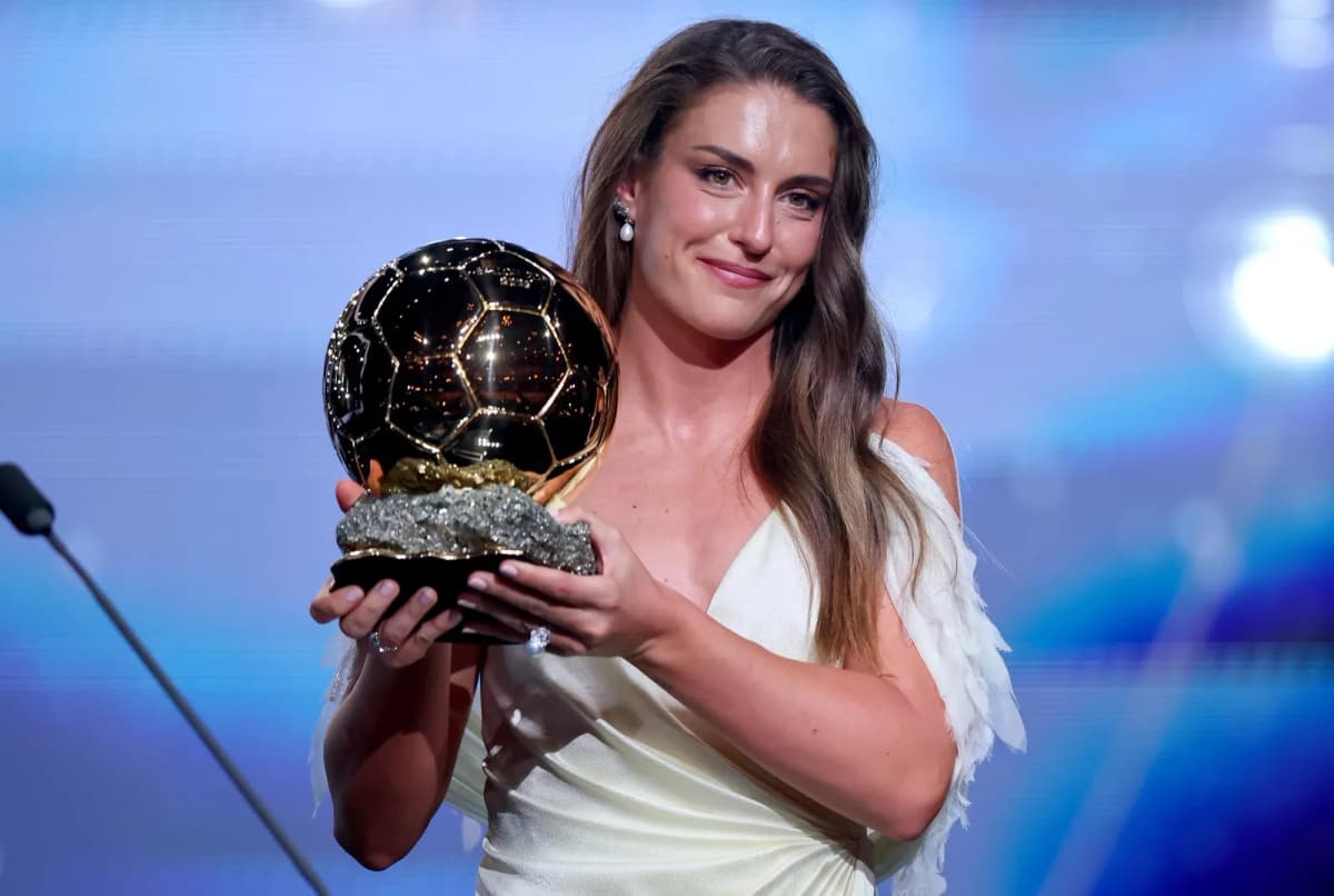 La española Alexia Putellas celebra su tercer Balón de Oro durante la gala celebrada en Londres.