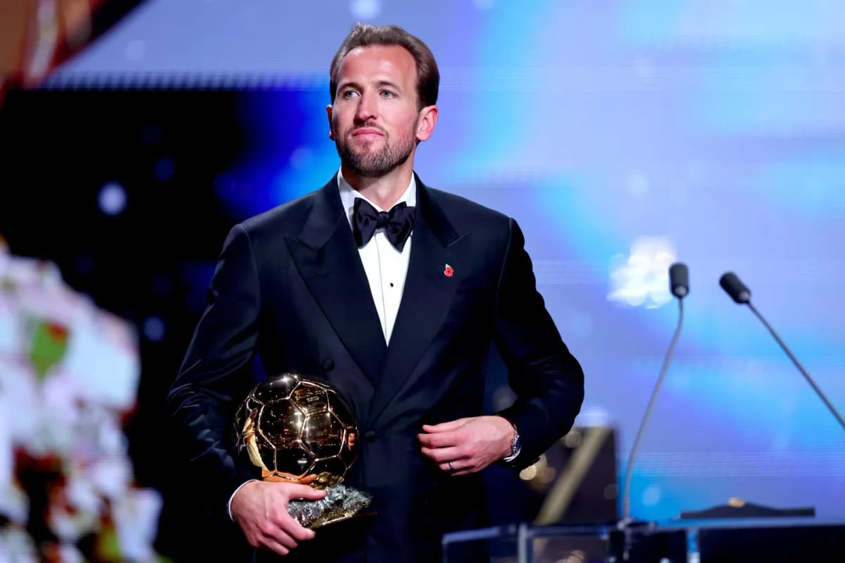El inglés Harry Kane posa con el Balón de Oro de 2026, cuyo premio se dio a conocer este lunes en Londres.