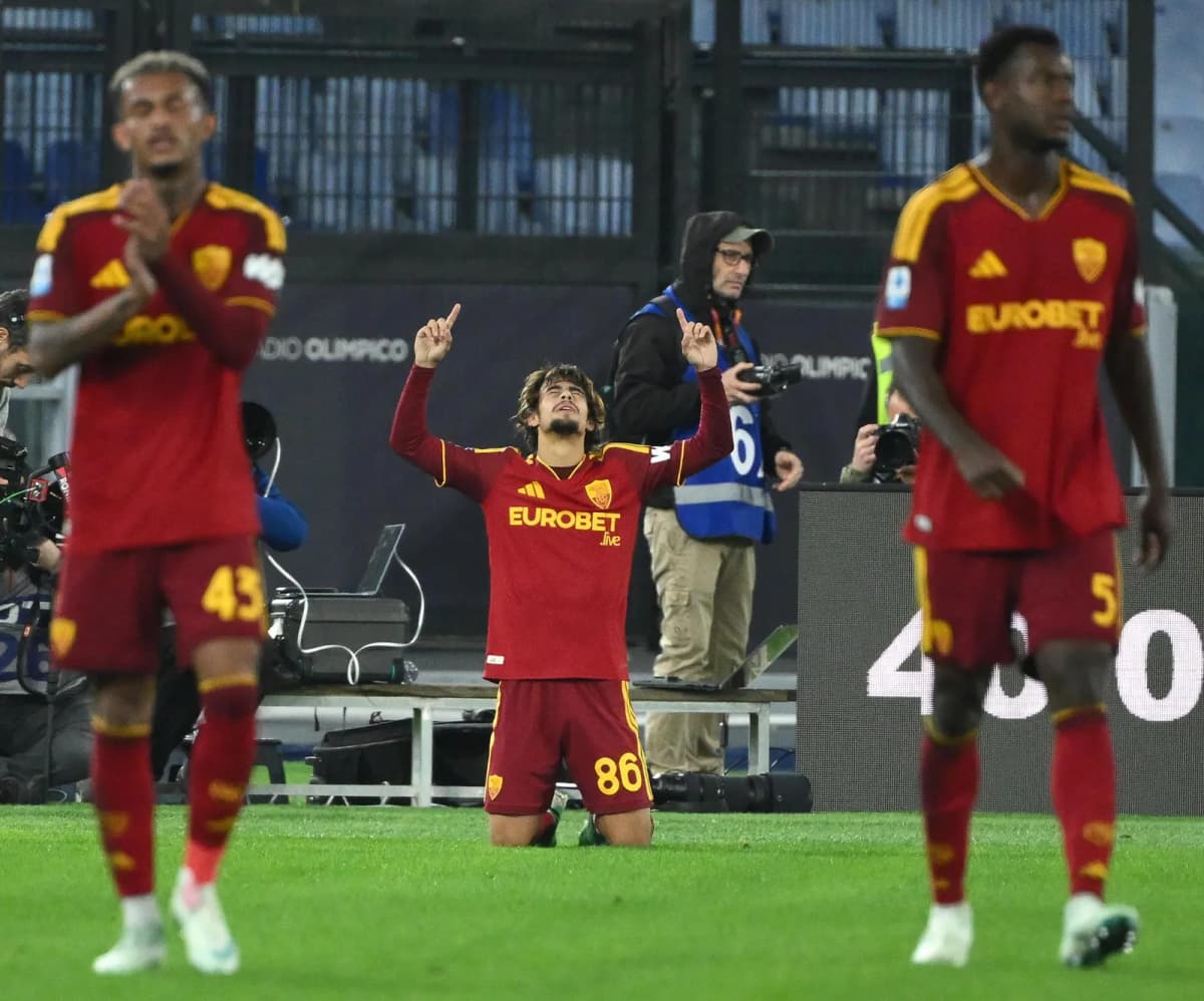 Rodrigo Mora celebra su gol para el Roma ante el Cagliari en el Estadio Olímpico, durante la victoria romana por 4-2 en la Serie A.