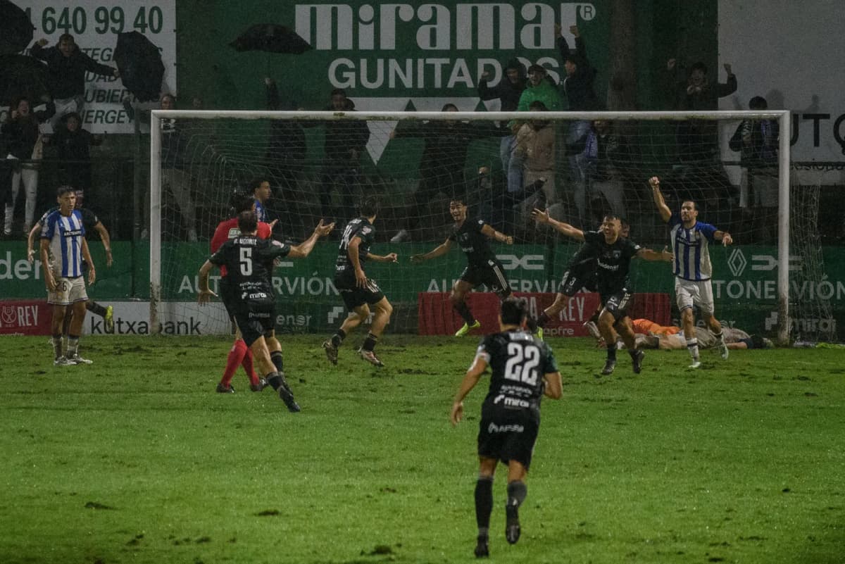 Jugadores del Sestao River celebran su histórica victoria por 4-3 ante el Espanyol en la Copa del Rey, bajo la lluvia en Las Llanas.