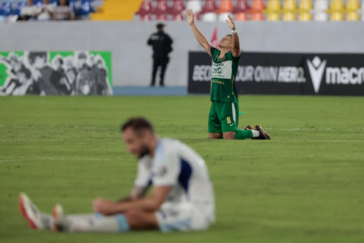 Tomás Sorto celebra de rodillas la clasificación de Marathon a la Copa de Campeones de la Concacaf tras ganar este martes la serie en la repesca de la Copa…