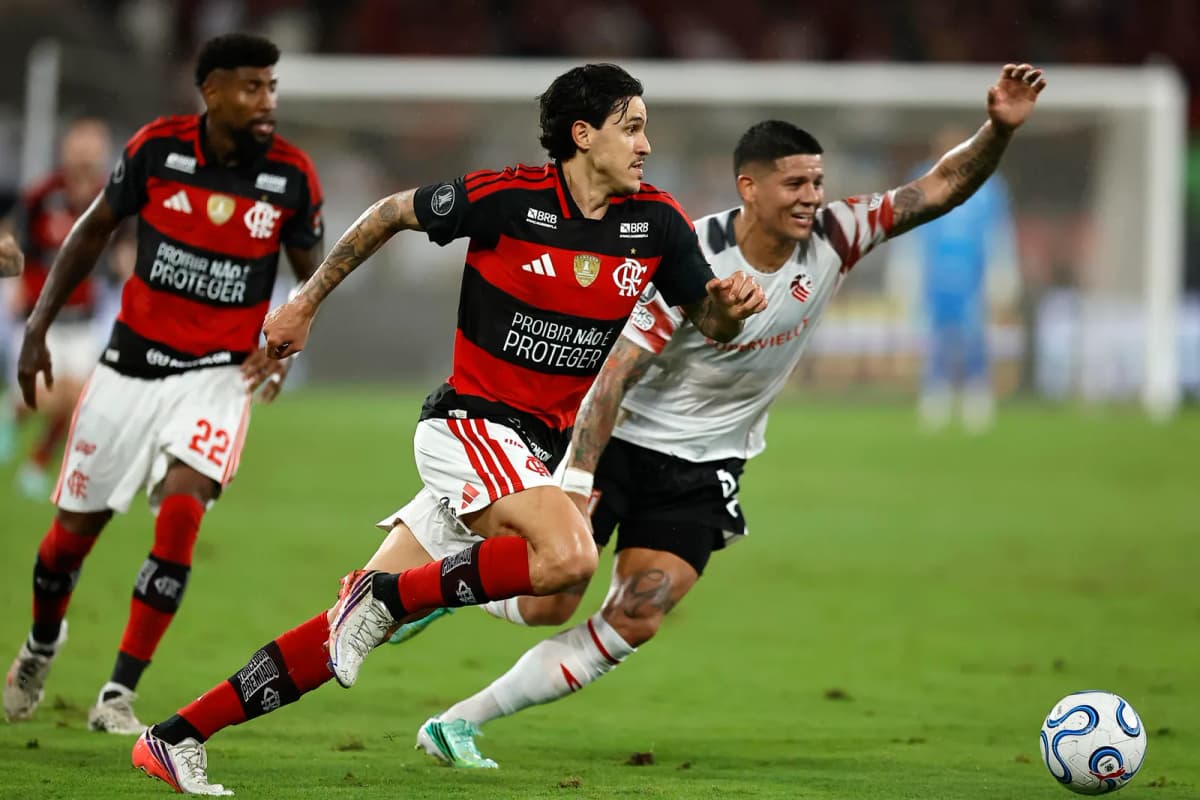 Jugadores de Estudiantes y Flamengo disputan un balón durante la semifinal de la Copa Libertadores en el estadio Maracaná.