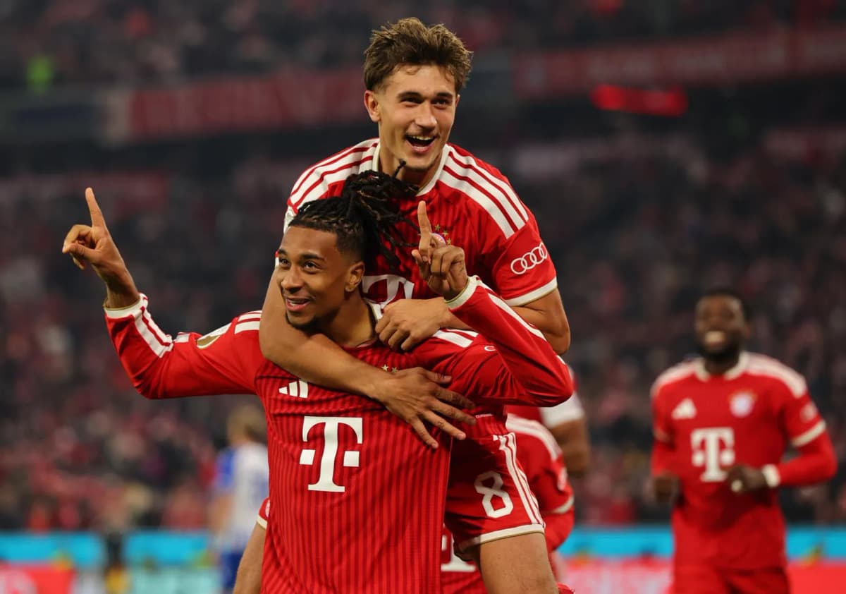 Michael Olise y Tom Bischof celebran un gol del Bayern Múnich ante el Magdeburgo en la Copa de Alemania.