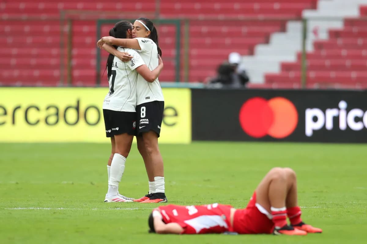 Jugadoras del Corinthians celebran la clasificación a la final de la Copa Libertadores Femenina tras remontar ante el Independiente Santa Fe.
