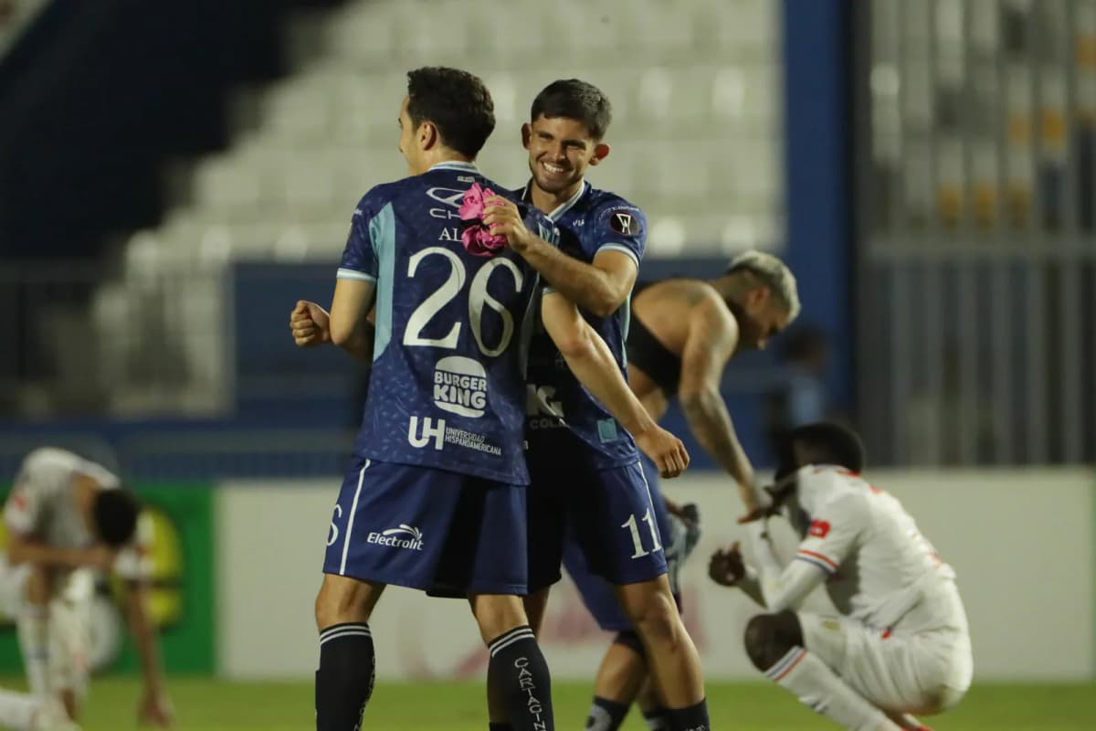 Jugadores de Cartaginés celebran su clasificación a la Copa Centroamericana ante Olimpia en el estadio Chelato Uclés en Tegucigalpa (Honduras).