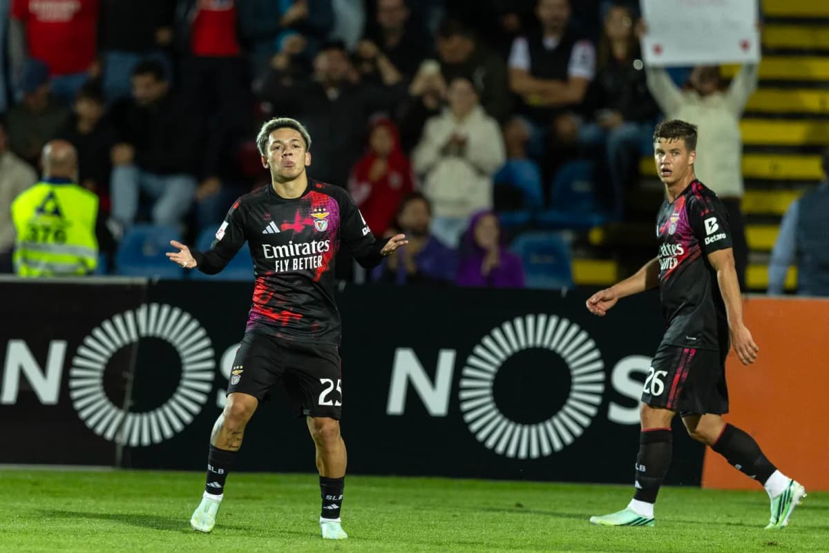 El argentino Gianluca Prestianni celebra un gol con el Benfica durante un partido de la Liga Portugal frente al Santa Clara.