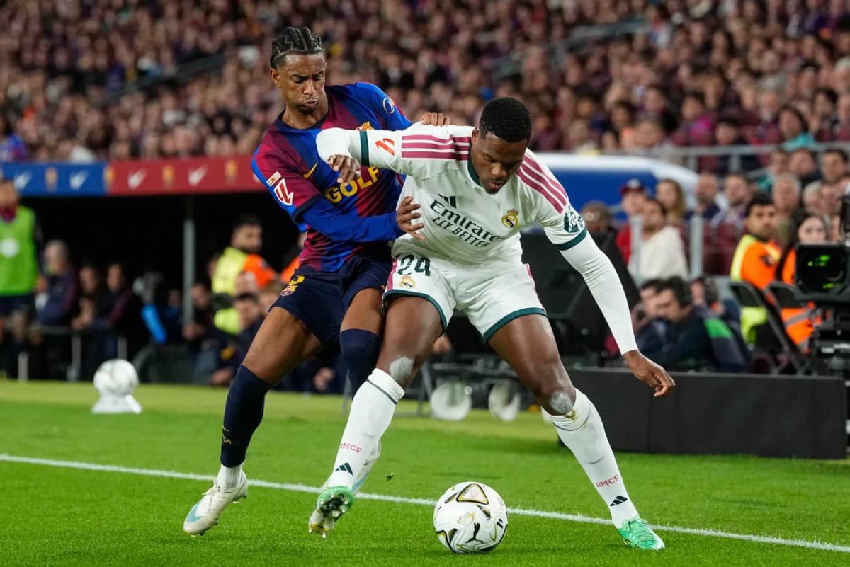 Jugadores del Real Madrid y del Barcelona durante el clásico disputado el 25 de octubre, con victoria madridista por 1-2.