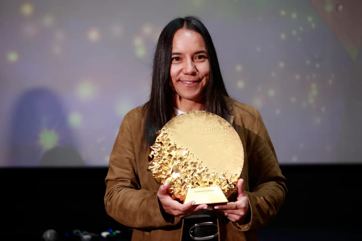La mexicana Charlyn Corral, delantera del Pachuca, posa durante una rueda de prensa tras recibir el trofeo Gerd Müller en la gala del Balón de Oro 2026.