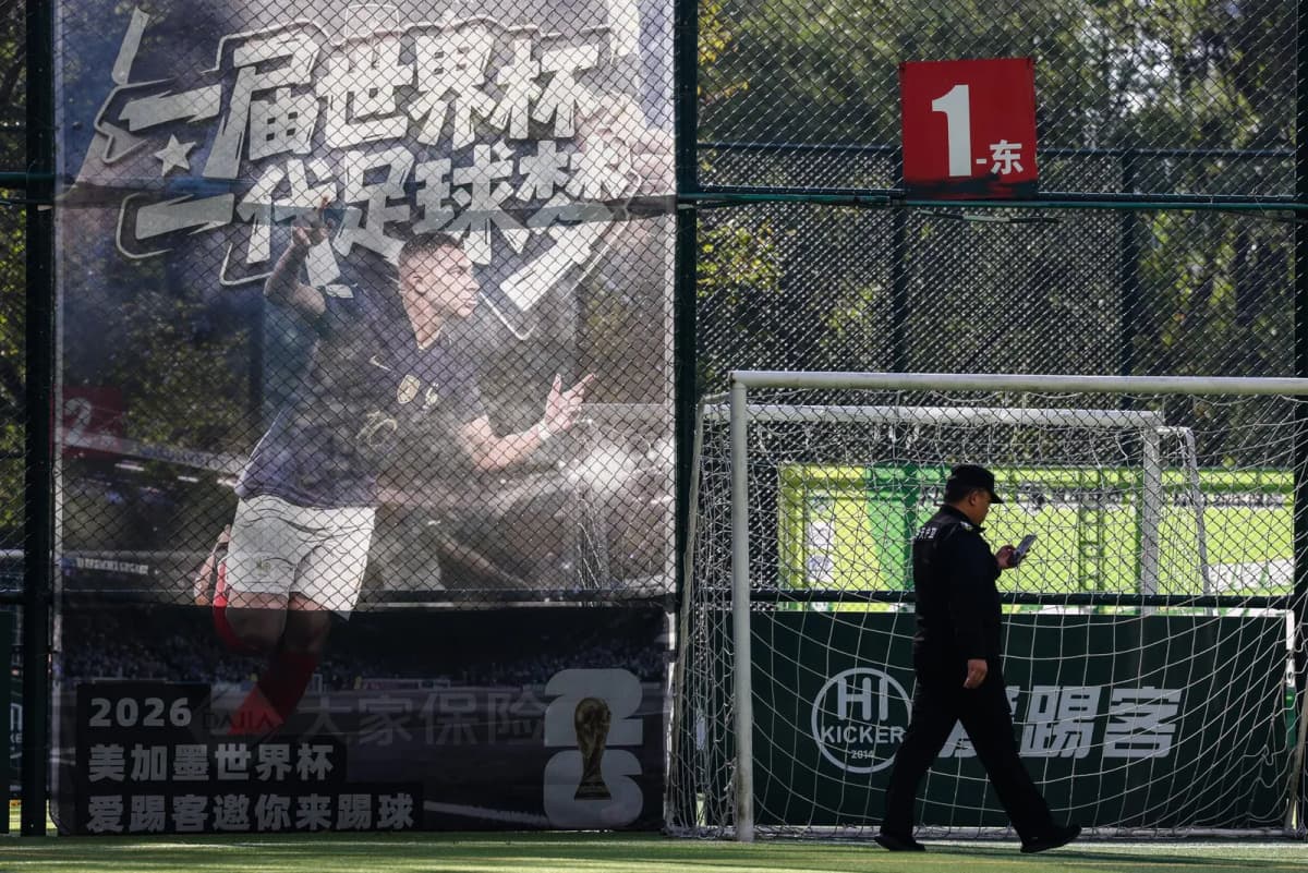 (Archivo) BEIJING (China), 28/10/2026.- Una imagen del jugador francés Kylian Mbappe cerca de un campo de fútbol en Pekín, China.