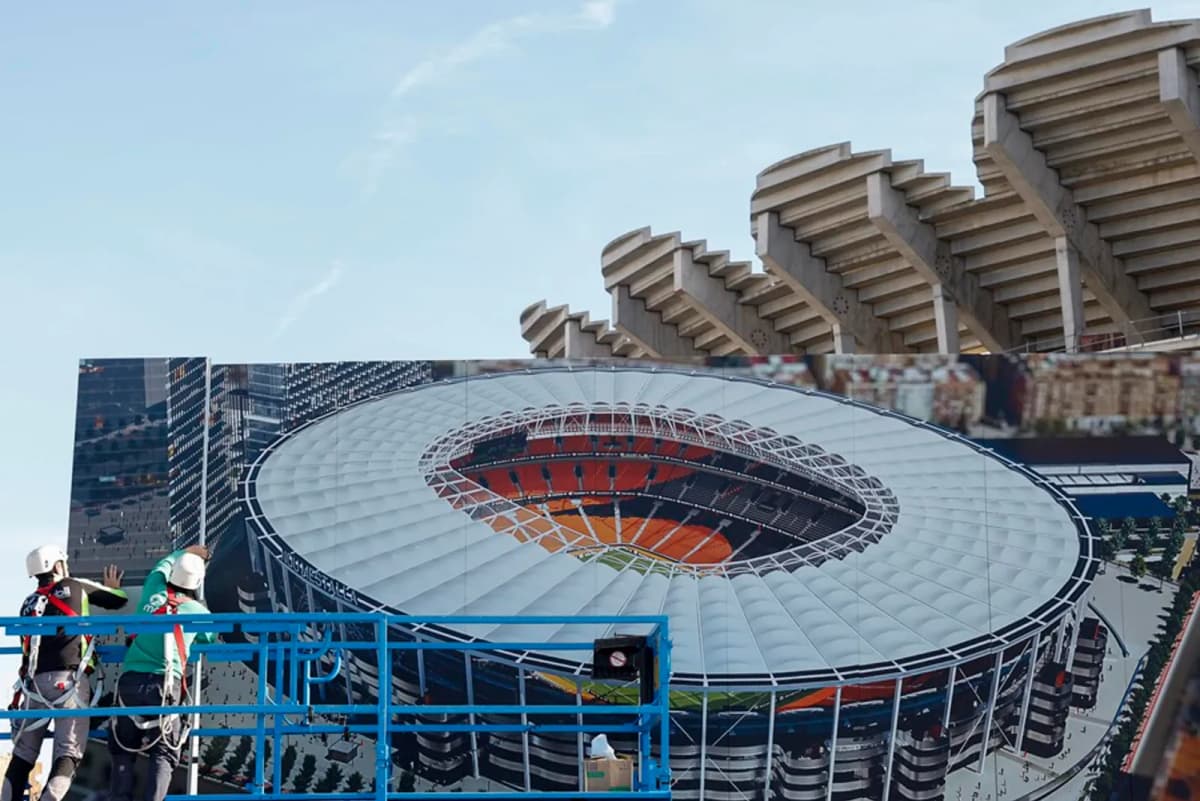 Operarios trabajan en las obras del Nou Mestalla en 2025.