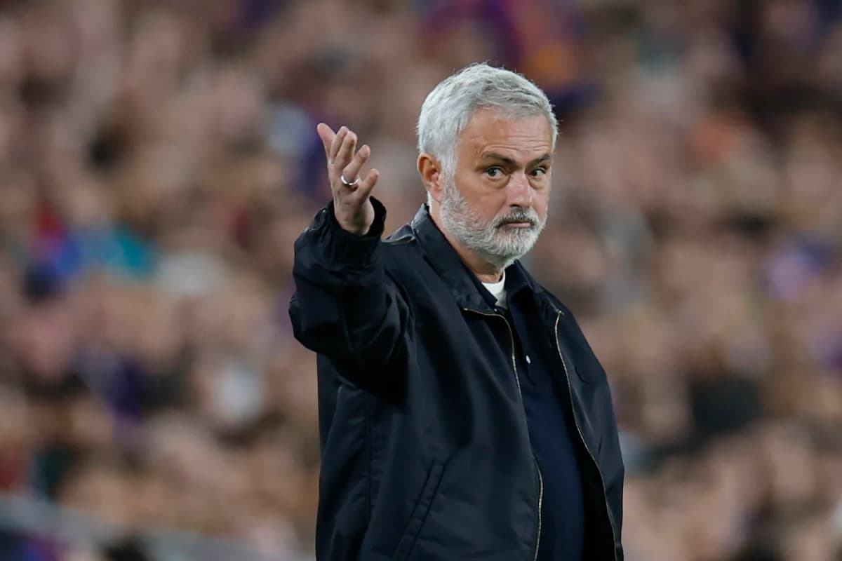 El entrenador del Real Madrid, el portugués José Mourinho, durante el encuentro de LaLiga EA Sports que disputaron el pasado 25 de octubre FC Barcelona y…