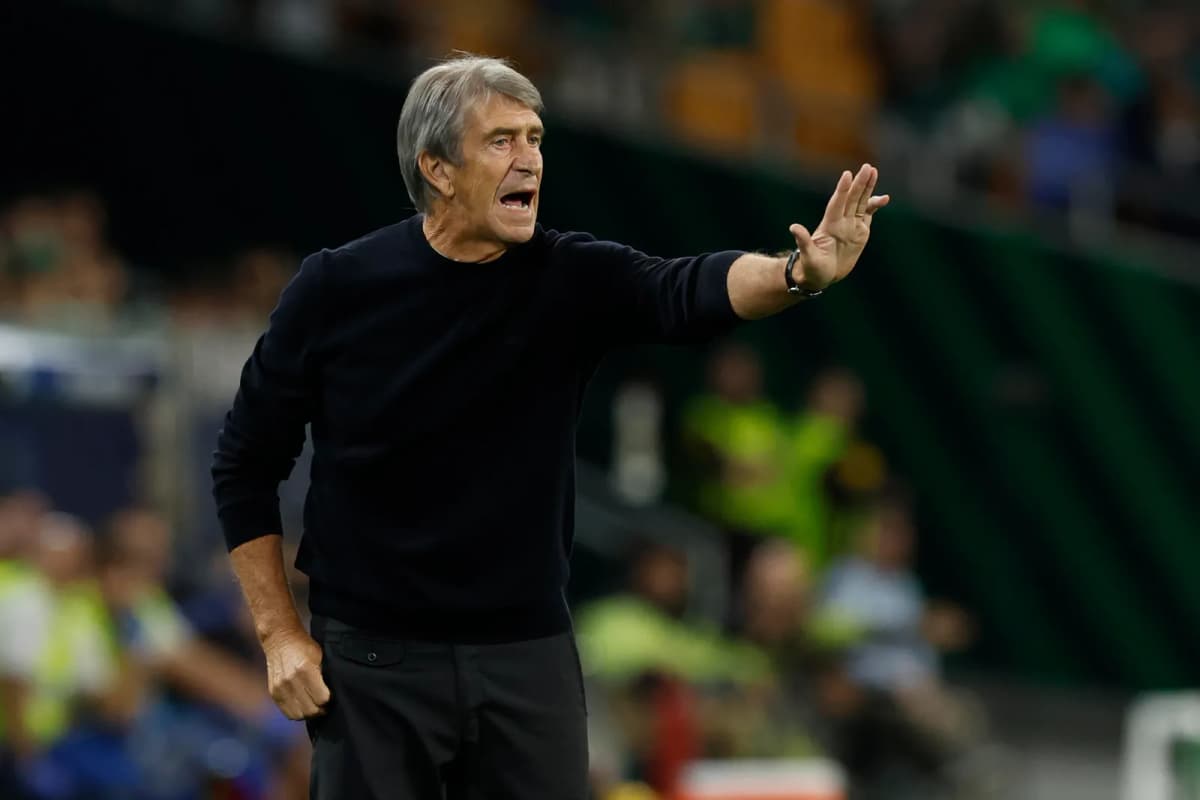 El entrenador chileno Manuel Pellegrini dirige al Betis antes del duelo andaluz frente al Málaga en el estadio de La Cartuja.