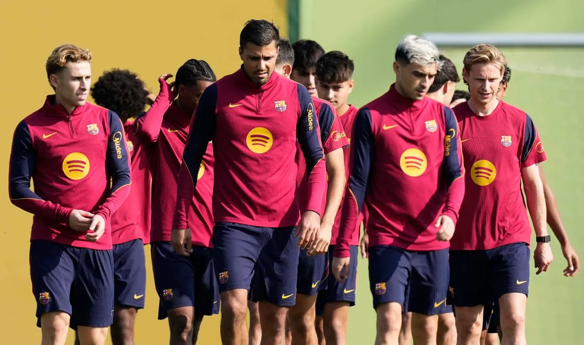 Futbolistas del Barcelona durante el entrenamiento de este viernes.