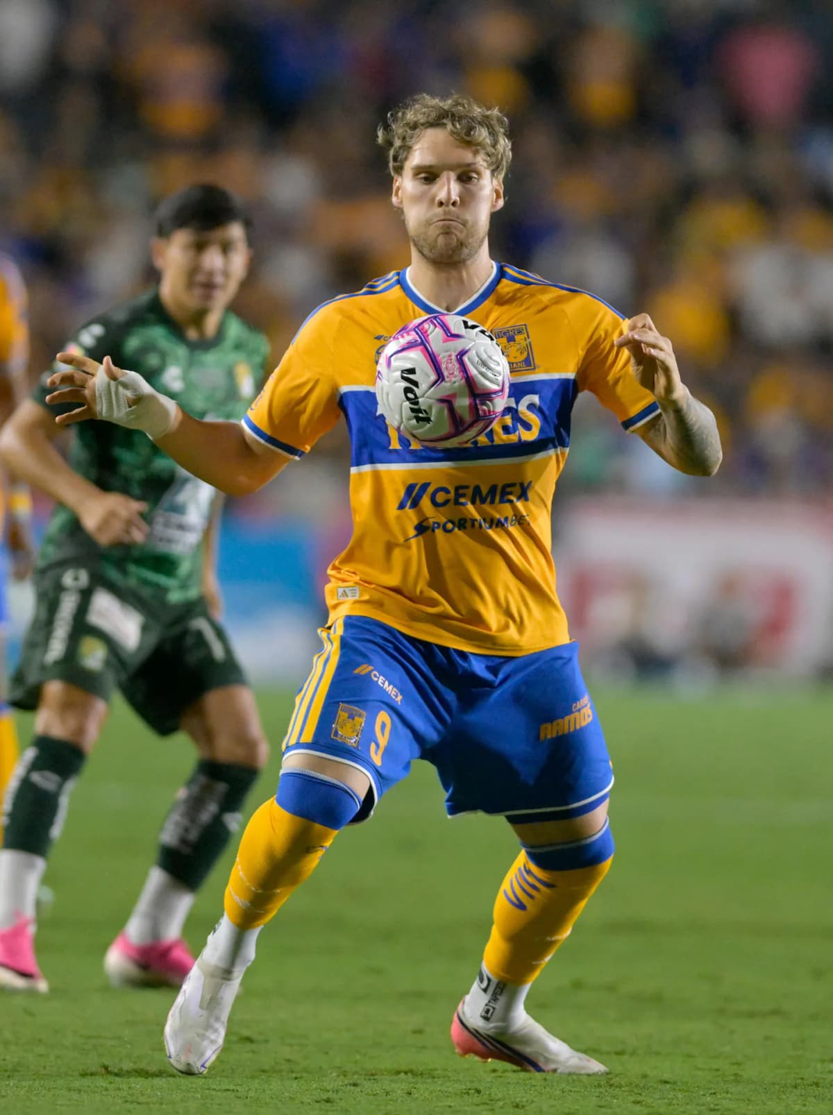 El delantero uruguayo Emiliano Gómez, de Tigres, controla el balón durante un partido de la Liga MX ante León.