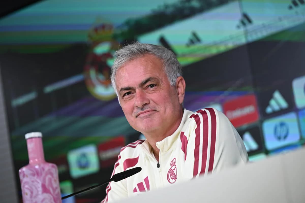 Mourinho prioriza al Real Madrid: el entrenador portugués durante una rueda de prensa antes de visitar al Racing de Santander