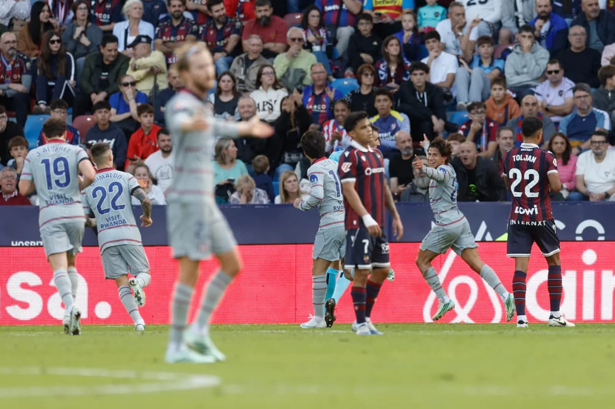 El delantero del Atlético de Madrid Giuliano Simeone (2d) celebra tras marcar el 2-0 durante el partido de LaLiga entre el Levante y el Atlético de Madrid,…