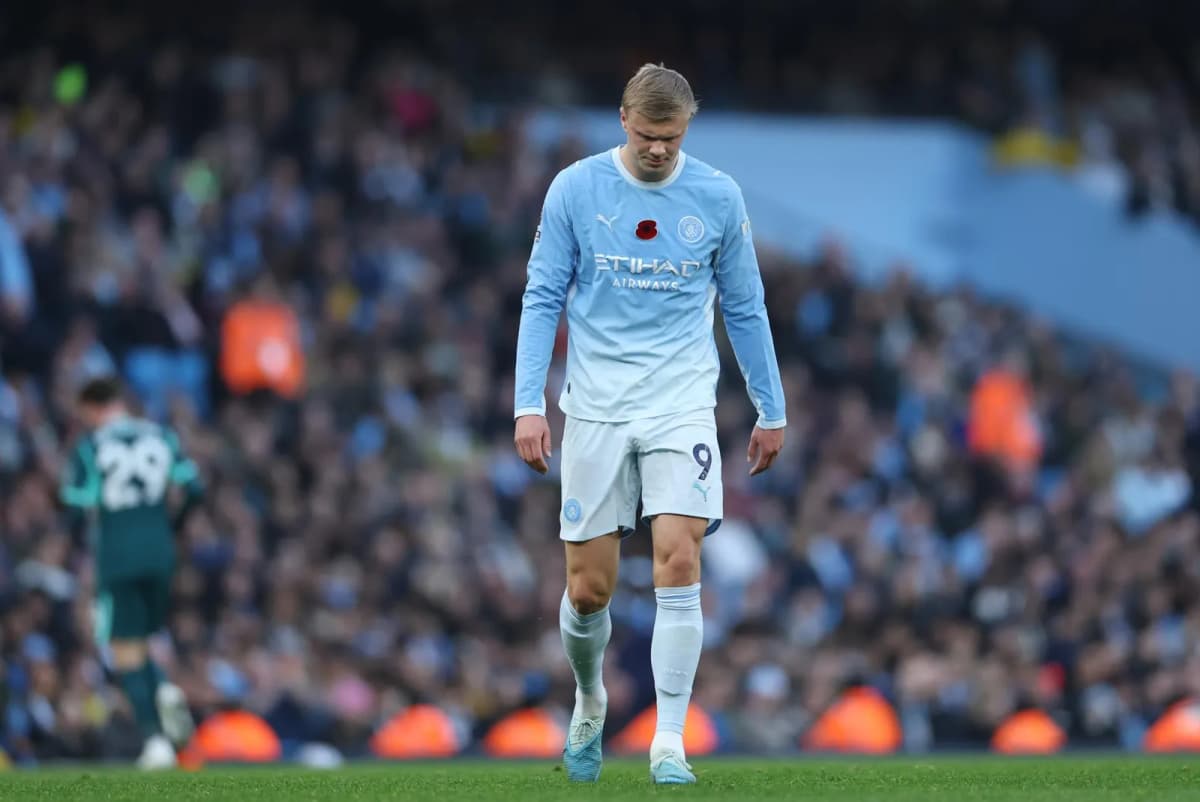 El delantero noruego Erling Haaland, de Manchester City, cabizbajo durante el partido de la Premier League que han jugado Manchester City y Brighton & Hove…