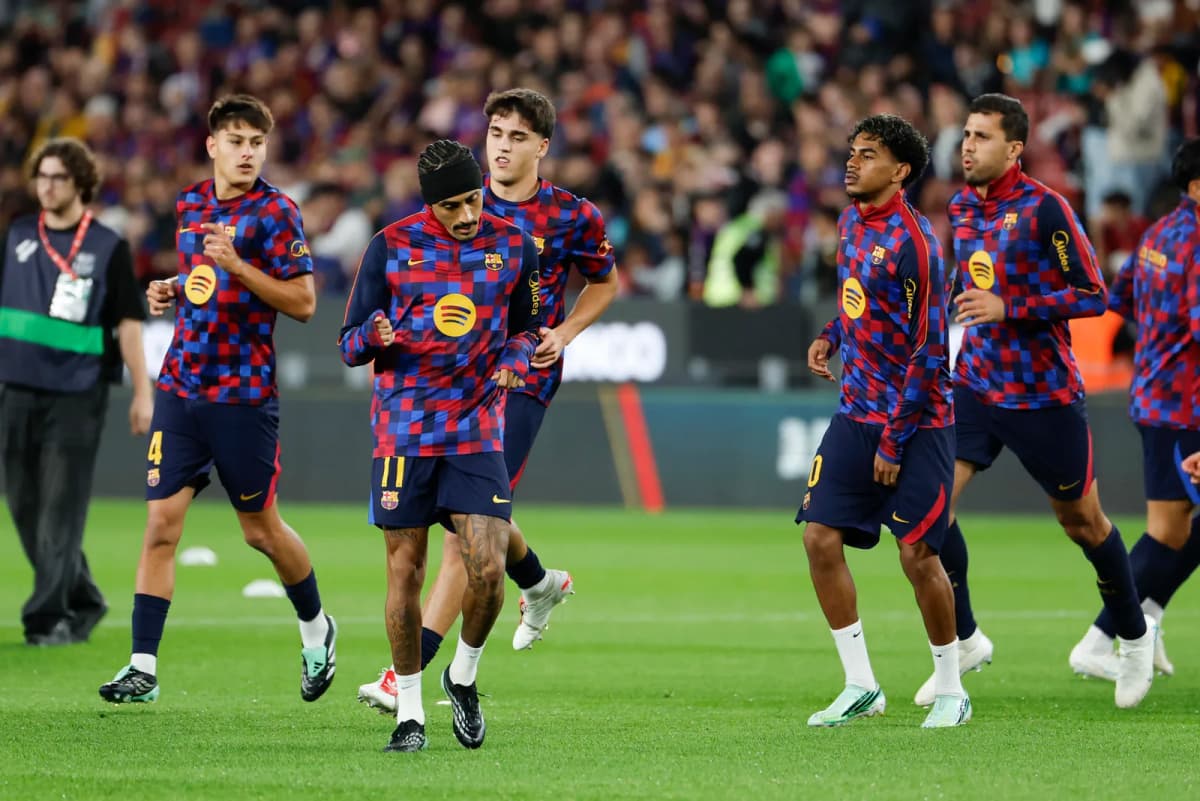 Los jugadores del Barcelona durante el calentamiento previo al partido de LaLiga de fútbol que FC Barcelona y Deportivo Alavés disputaron en el Camp Nou.