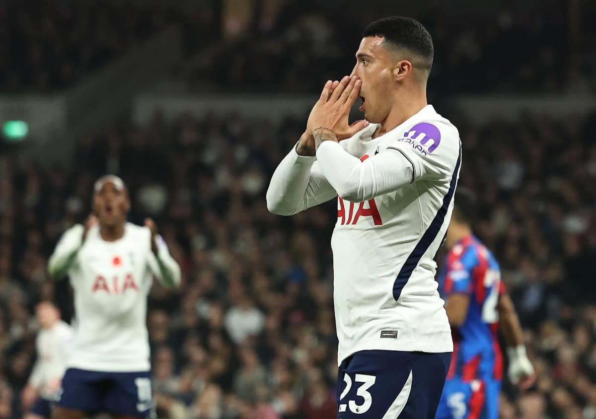 El jugador del Tottenham Pedro Porro durante el partido de la Premier League que han jugado Tottenham Hotspur y Crystal Palace, en Londres, Reino Unido.