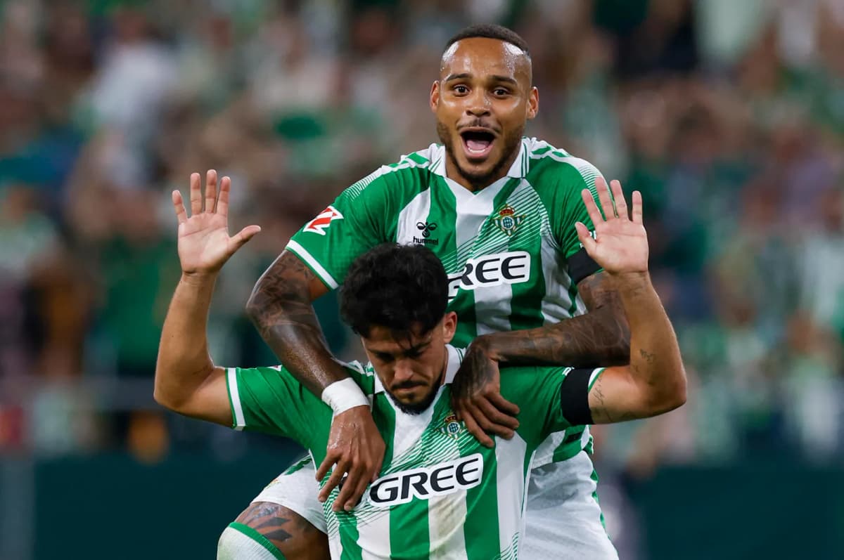 El centrocampista del Betis Pablo Fornals celebra tras marcar el 2-0 con su compañero Natan Bernardo (arriba) durante el partido de LaLiga de fútbol que Real…