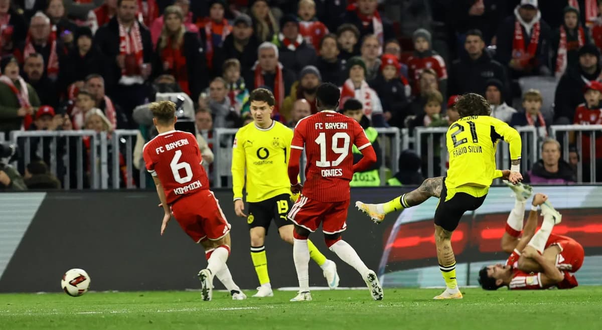 El jugador del Dortmund Fabio Silva logra el 2-2 durante el partido de la Bundesliga que han jugado FC Bayern Munich y Borussia Dortmund en Múnich, Alemania.