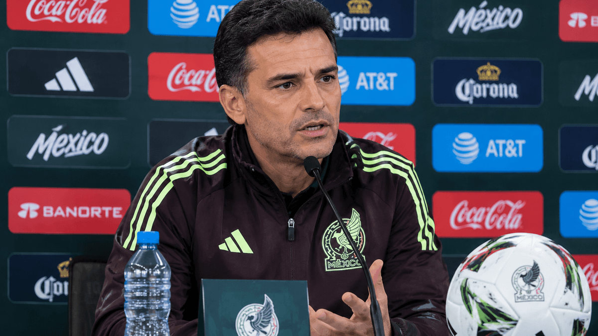 El seleccionador español Pedro López dirige a la selección femenina de México durante su preparación para la eliminatoria de Concacaf.