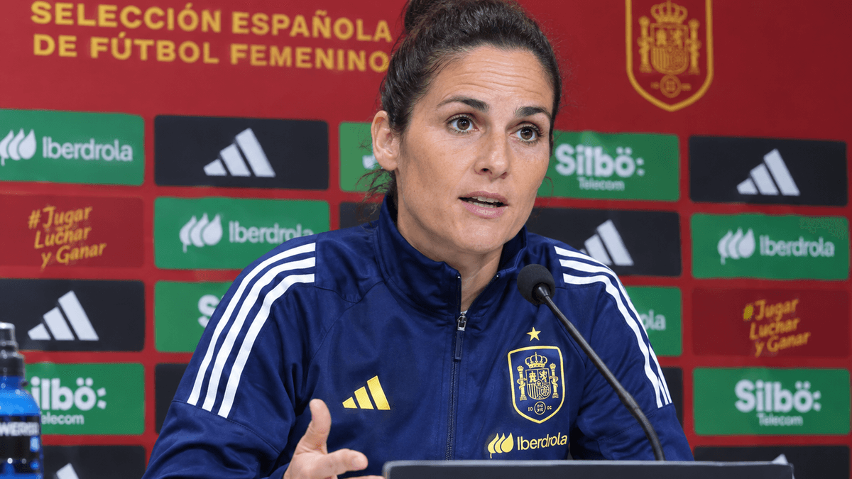 Sonia Bermúdez dirige a la selección española femenina de fútbol antes de los amistosos contra Estados Unidos.