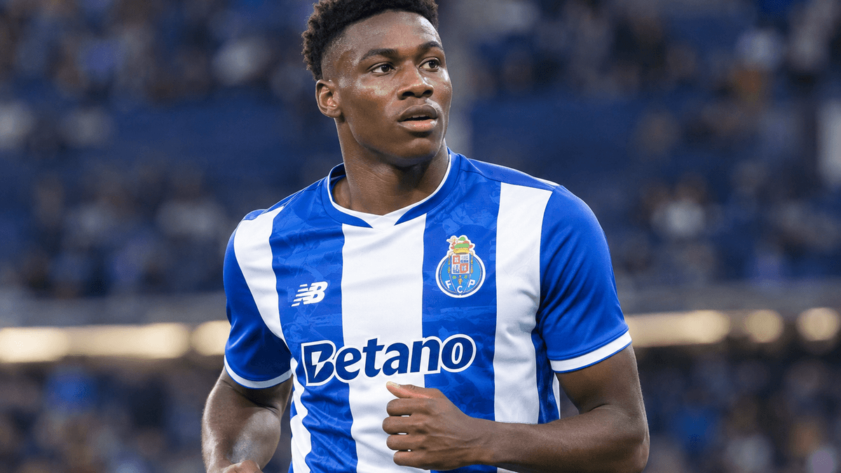 El delantero español Samu Aghehowa, con la camiseta del Oporto, durante un partido de fútbol.