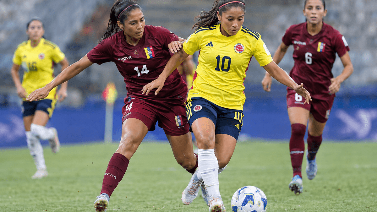 Futbolistas de Colombia y Venezuela disputan un balón durante el segundo amistoso femenino de preparación para el Mundial de Brasil 2027.