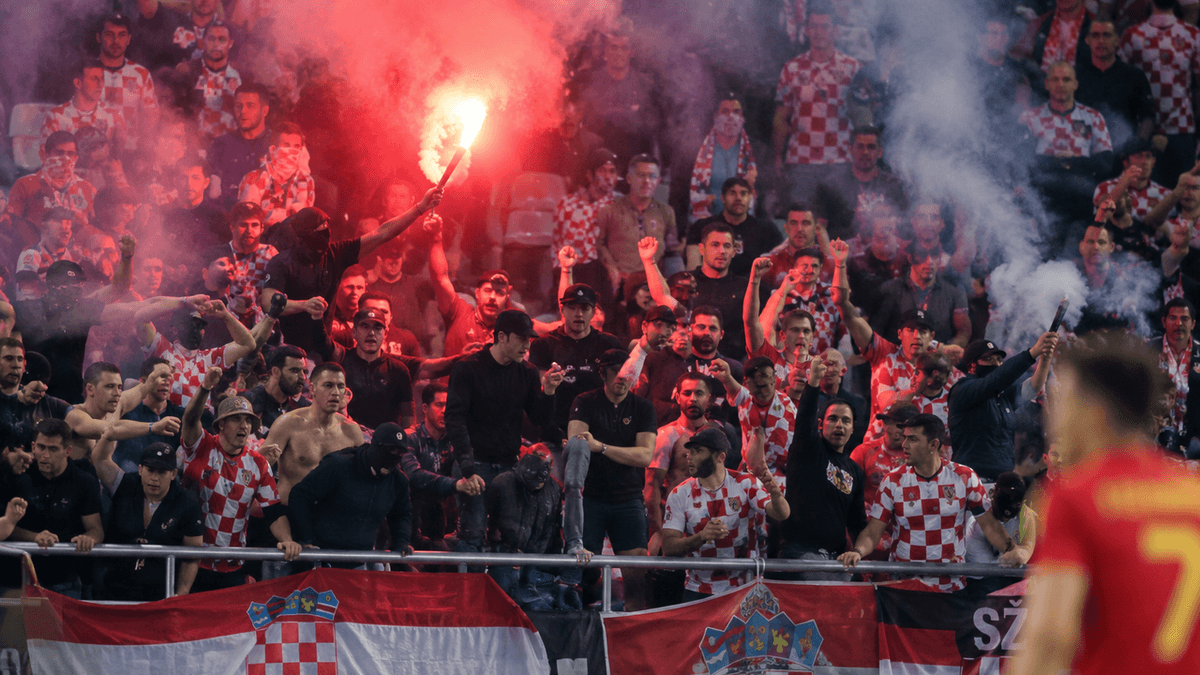 Aficionados de Croacia durante un partido de fútbol ante España, en una imagen ilustrativa de los incidentes sancionados por la UEFA.
