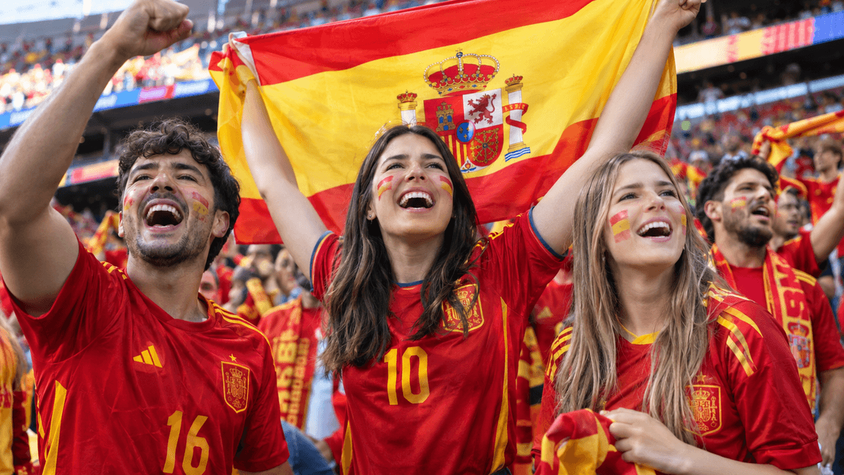 Aficionados celebran un partido de la selección española de fútbol durante el Mundial disputado en Estados Unidos, México y Canadá.