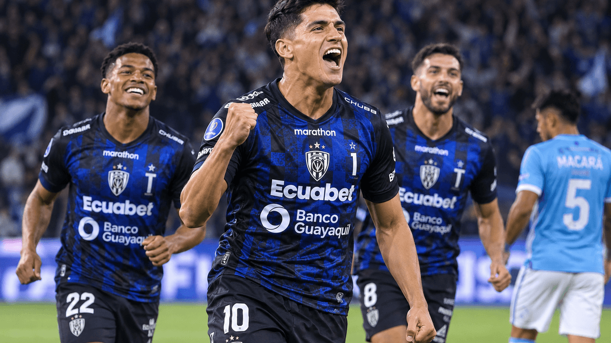 Jugadores de Independiente del Valle celebran durante un partido de la Liga Pro de Ecuador, torneo que lideran con 77 puntos.