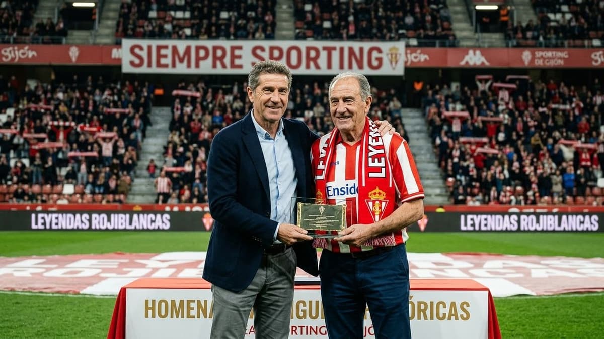 Abelardo Fernández y el argentino Enzo Ferrero, leyendas del Sporting de Gijón, durante un homenaje a figuras históricas del club asturiano.