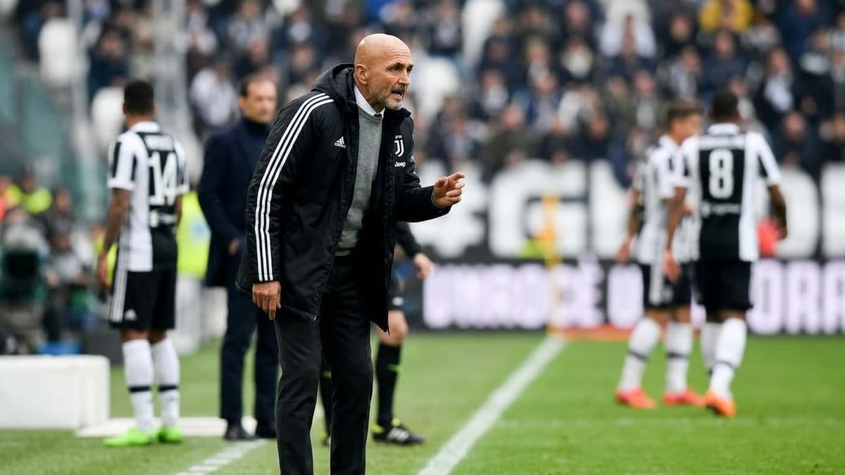 Luciano Spalletti, entrenador de la Juventus, durante un partido de fútbol, en una posible imagen de portada sobre su reacción al enfado del portugués Francisco