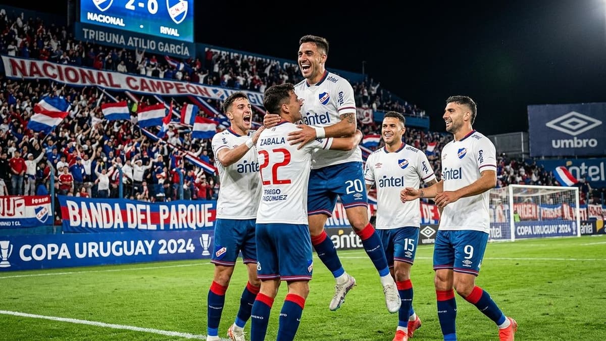 Jugadores de Nacional celebrando un gol durante un partido de fútbol, en una posible imagen de portada sobre su clasificación en la Copa Uruguay.