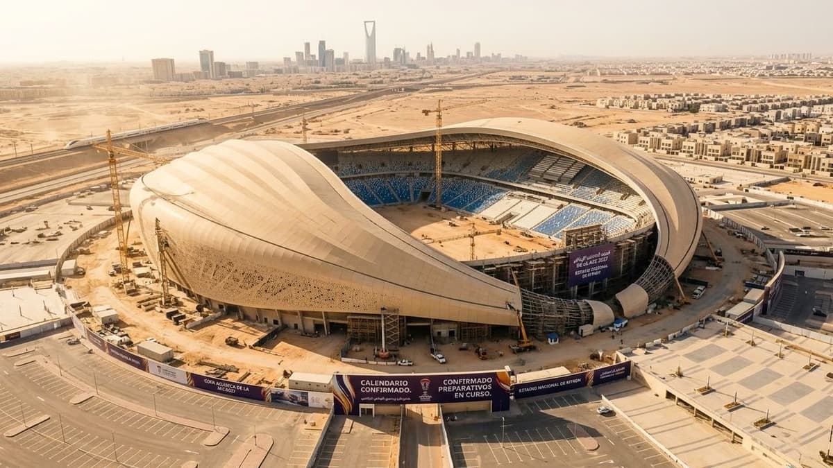 Vista de un estadio de fútbol en Arabia Saudí, posible escenario de la Copa Asiática de 2027, que mantiene su calendario pese a la tensión regional.