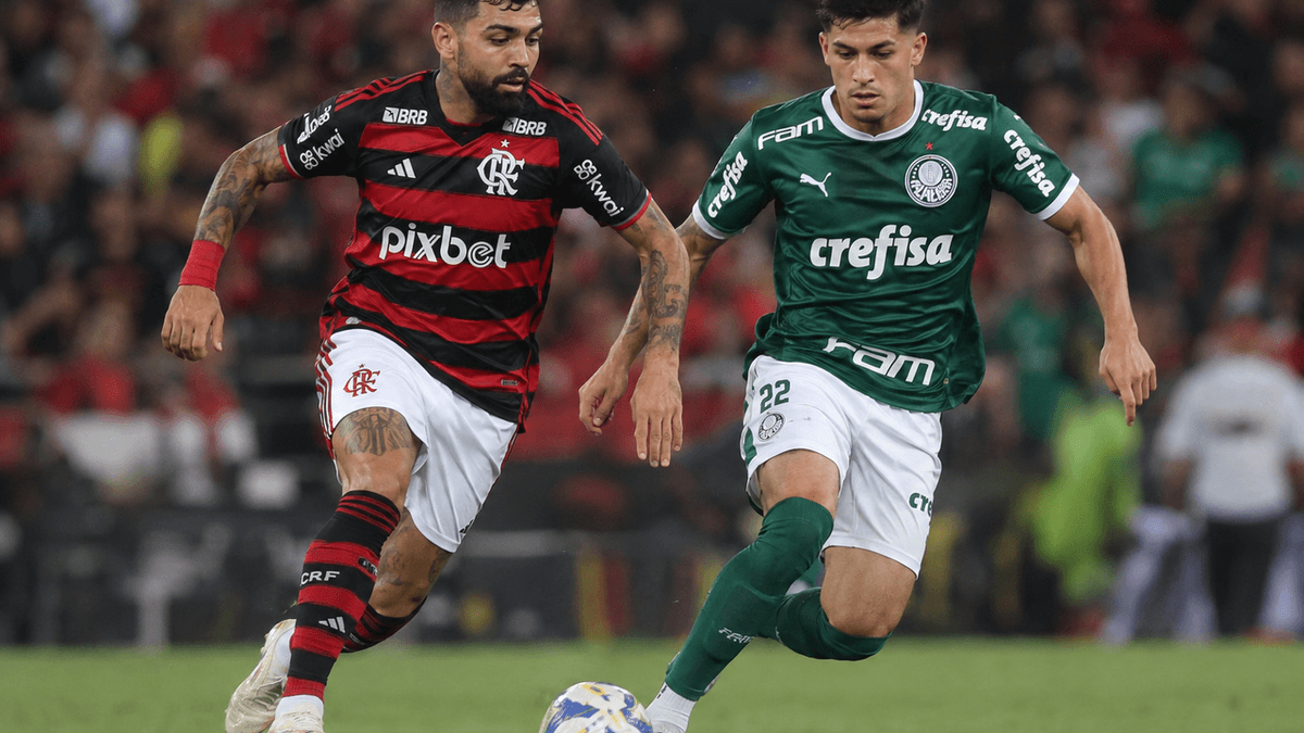 Jugadores de Flamengo y Palmeiras durante partidos de fútbol, en plena disputa por el liderato de la liga brasileña.