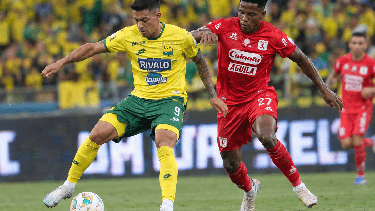 Bucaramanga vs América de Cali: futbolistas de amarillo y rojo disputan el balón en un partido de fútbol colombiano.