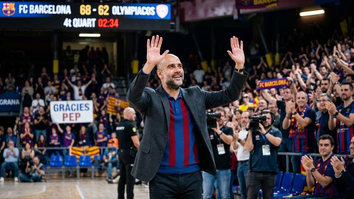 Pep Guardiola saluda al público del Palau Blaugrana durante el partido entre el Barça y el Olympiacos.