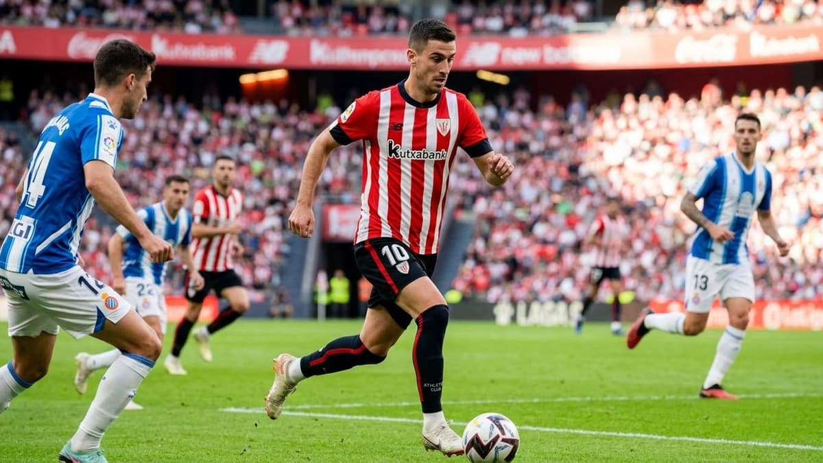 El español Gorka Guruzeta, delantero del Athletic Club, durante un partido de fútbol antes de sufrir la lesión de rodilla que lo apartará de la temporada.