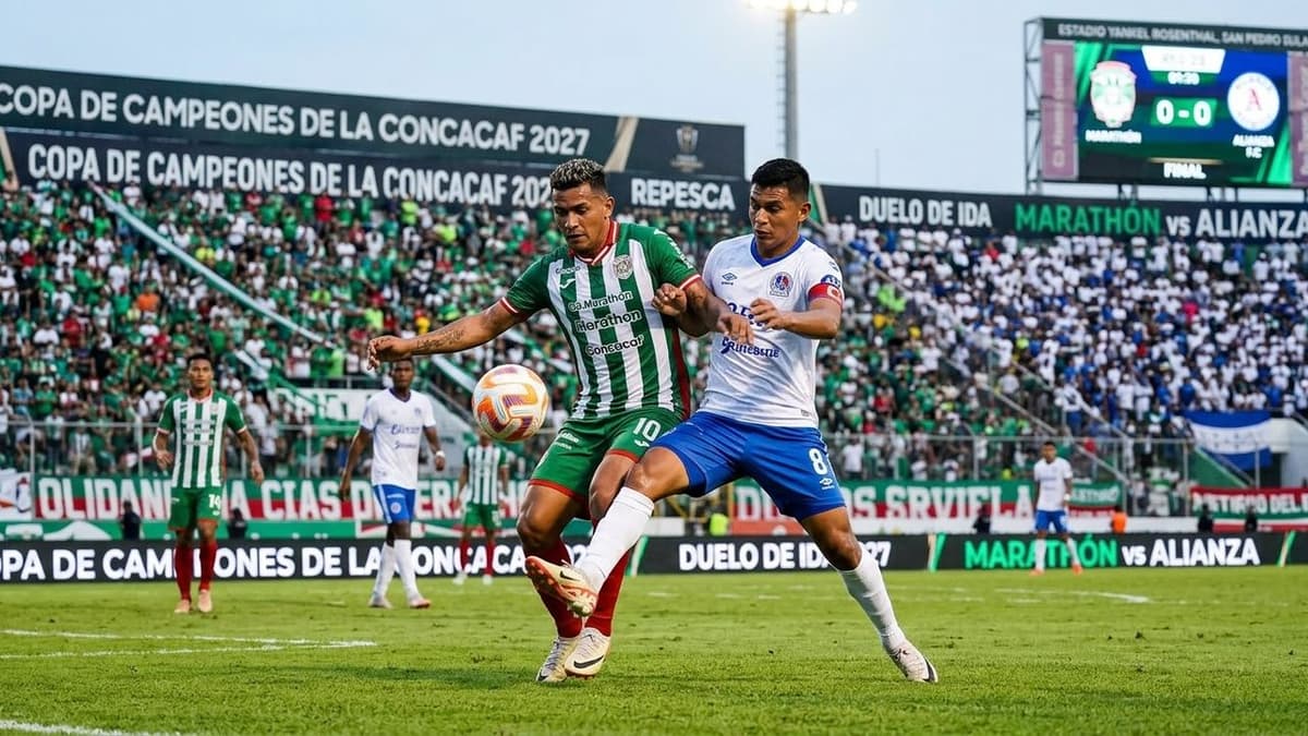 Jugadores del Marathón y del Alianza disputan el balón en la repesca por la Copa de Campeones de la Concacaf 2027.