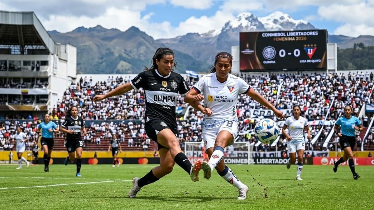 Jugadoras de Olimpia y Liga de Quito disputan el balón durante un partido de la Copa Libertadores Femenina en Quito.