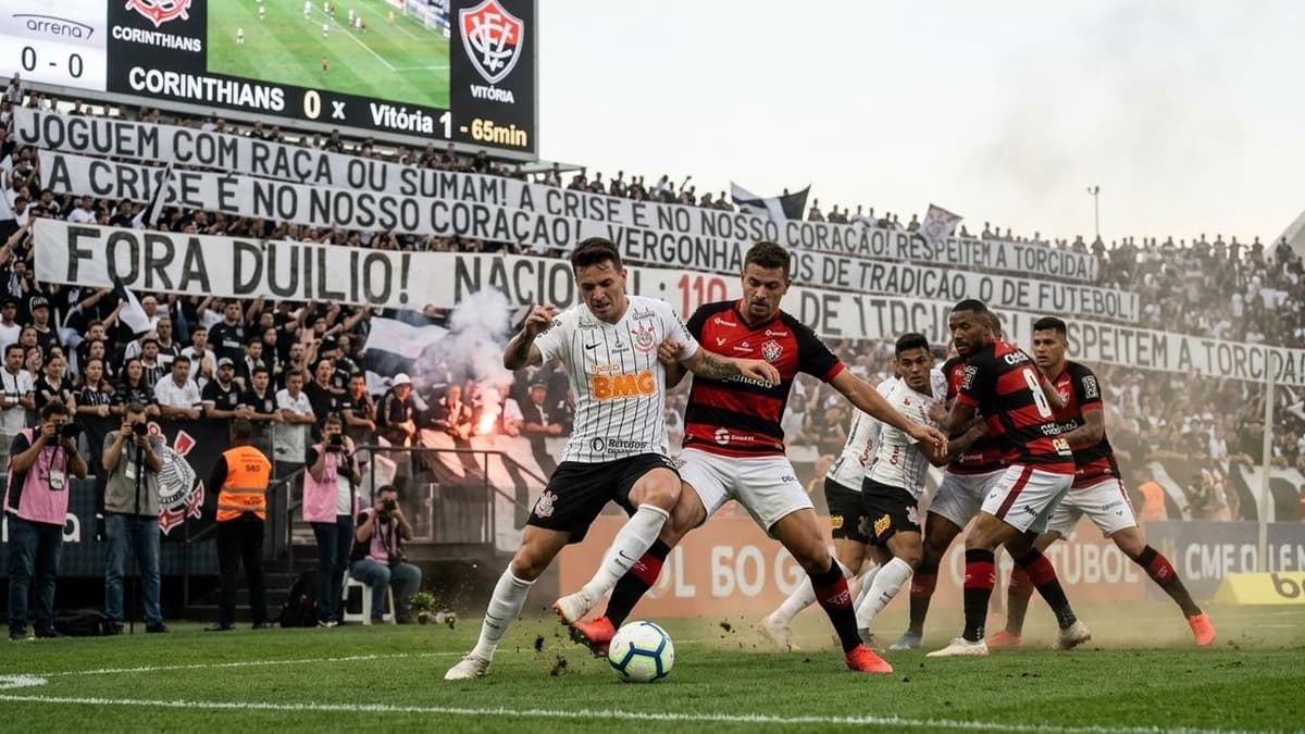 Jugadores del Corinthians disputan el balón ante Vitória durante un partido del Campeonato Brasileño, con la crisis del equipo paulista como protagonista.