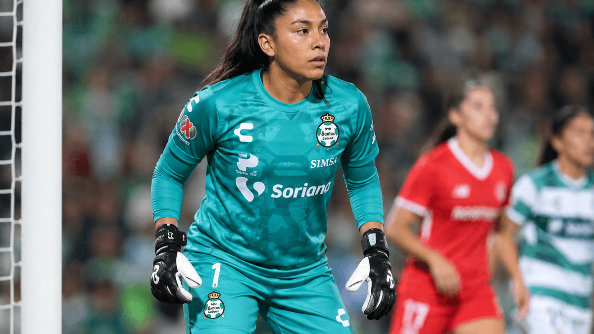 La ecuatoriana Kathya Mendoza, guardameta del Santos Laguna,durante el encuentro ante Toluca.