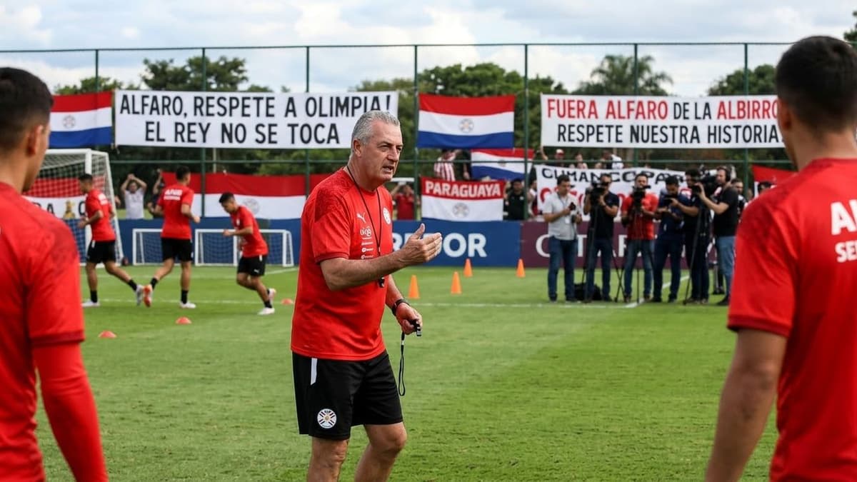 El argentino Gustavo Alfaro, seleccionador de Paraguay, durante un entrenamiento de la selección nacional, en medio de la polémica con Olimpia.