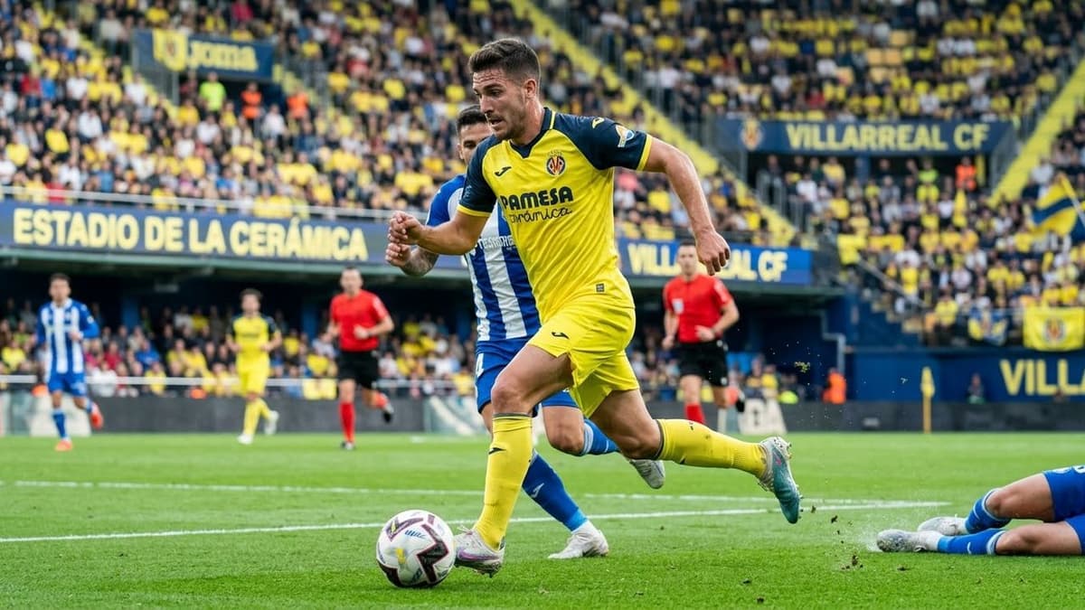 El español Santi Comesaña, centrocampista del Villarreal, durante un partido de fútbol.